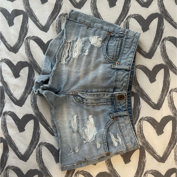 A nice light-washed low rise short shorts perfect for summer - Picture 3 of 4